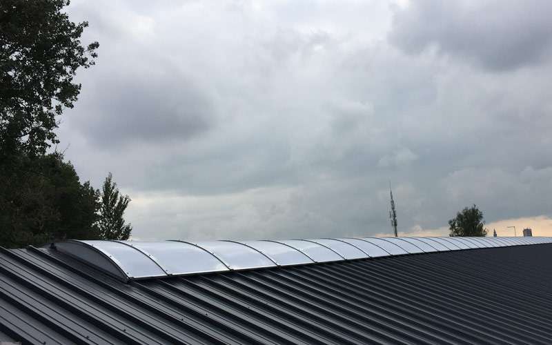 Lichtstraten tussen zonnepanelen - verduurzamen dak| Alux Lichtstraten